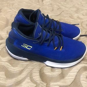 Royal blue Under armor curry shoes size 7Y